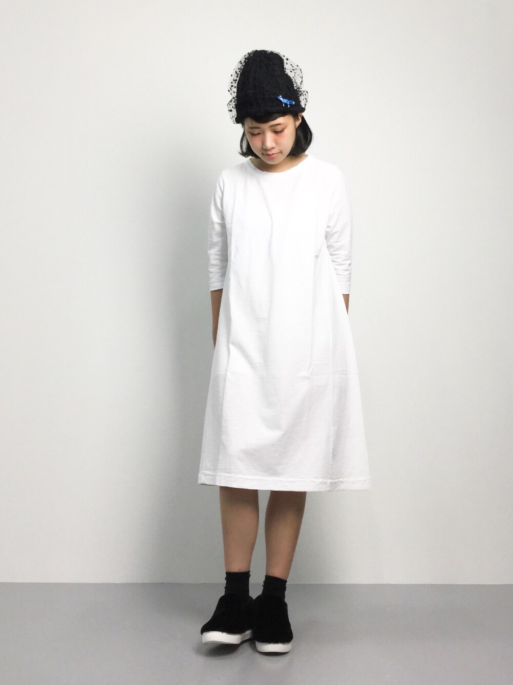 「スニーカー、ワンピース、ニット帽、チュール、モノトーン、白、スリッポン、Aラインワンピース」｜「haco!のＮＥＷＣＲＥＡＴＯＲＳ×ｈａｃｏ．ｆｅａｔ．ＲＢＴＸＣＯ　雪ふって　きゅん！：雪こんこんニットキャップ〈ブラック〉（キャップ、ブラック系）」を使った、あこさん（レディース・158cm）の秋コーディネートの1枚目の写真