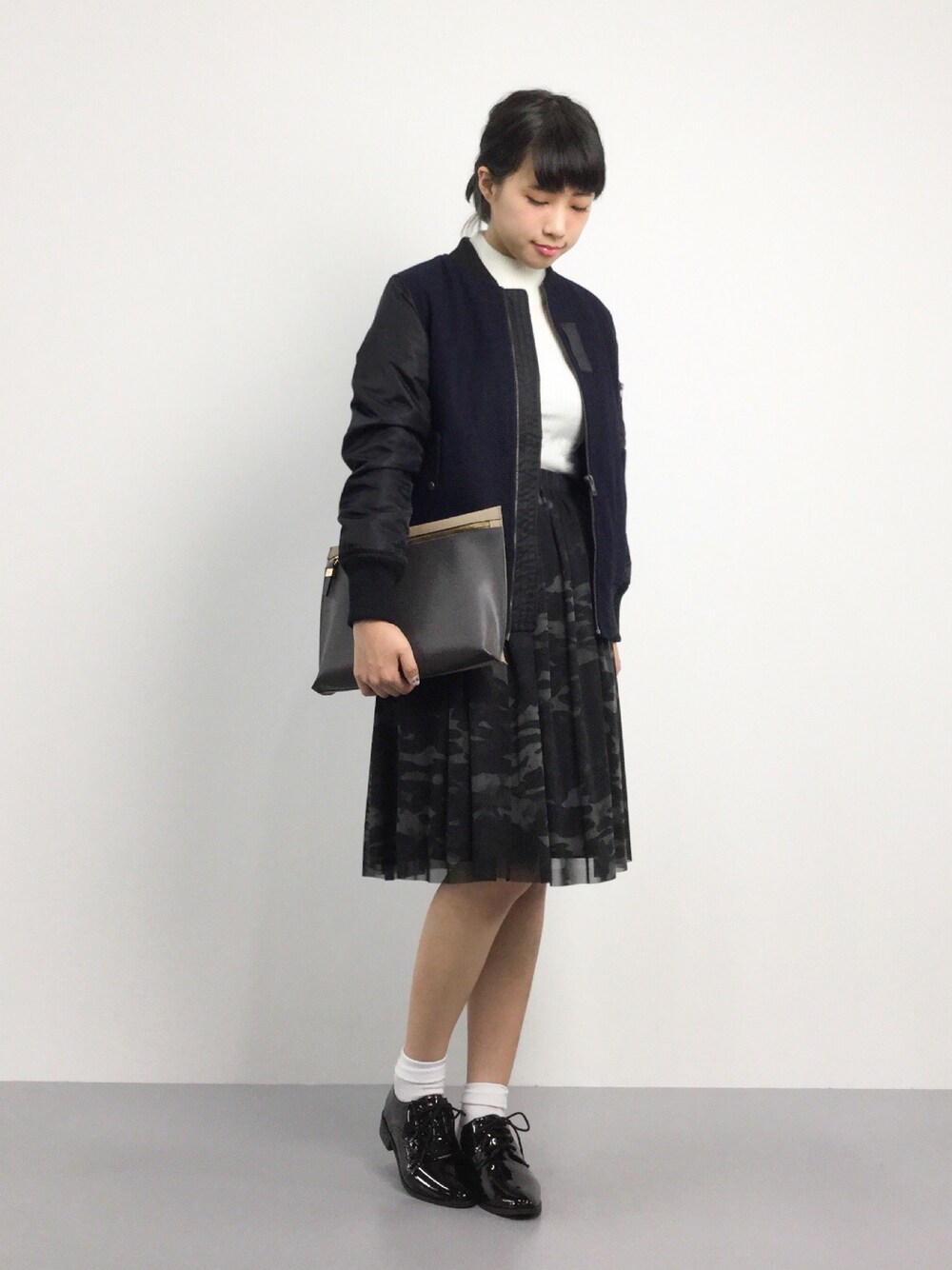 「ニット、スカート、クラッチバッグ、MA-1、MA1、ハイネック、チュールスカート、白ニット、秋コーデ」｜「ReNormの迷彩チュールスカート（スカート、ブラック系）」を使った、あこさん（レディース・158cm）の秋コーディネートの1枚目の写真