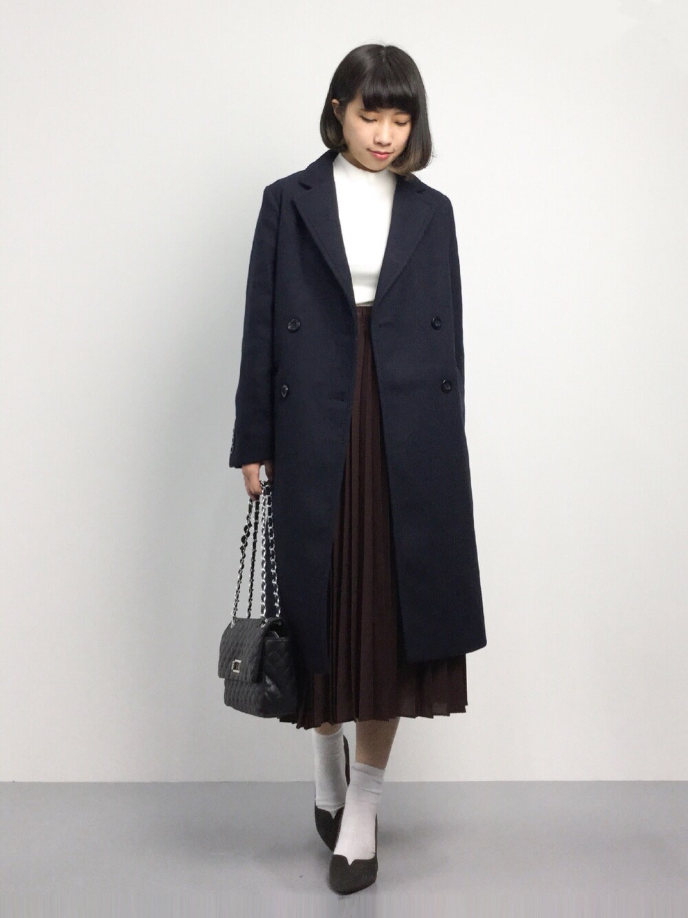「チェスターコート、ハイネック、ロングコート、ロングスカート、ロング丈、白ニット、プリーツスカート、チェーンバッグ、プリーツ」｜「JEANASISのリブタイトハイネックLS/568271（Tシャツ/カットソー、ホワイト系）」を使った、あこさん（レディース・158cm）の秋コーディネートの1枚目の写真