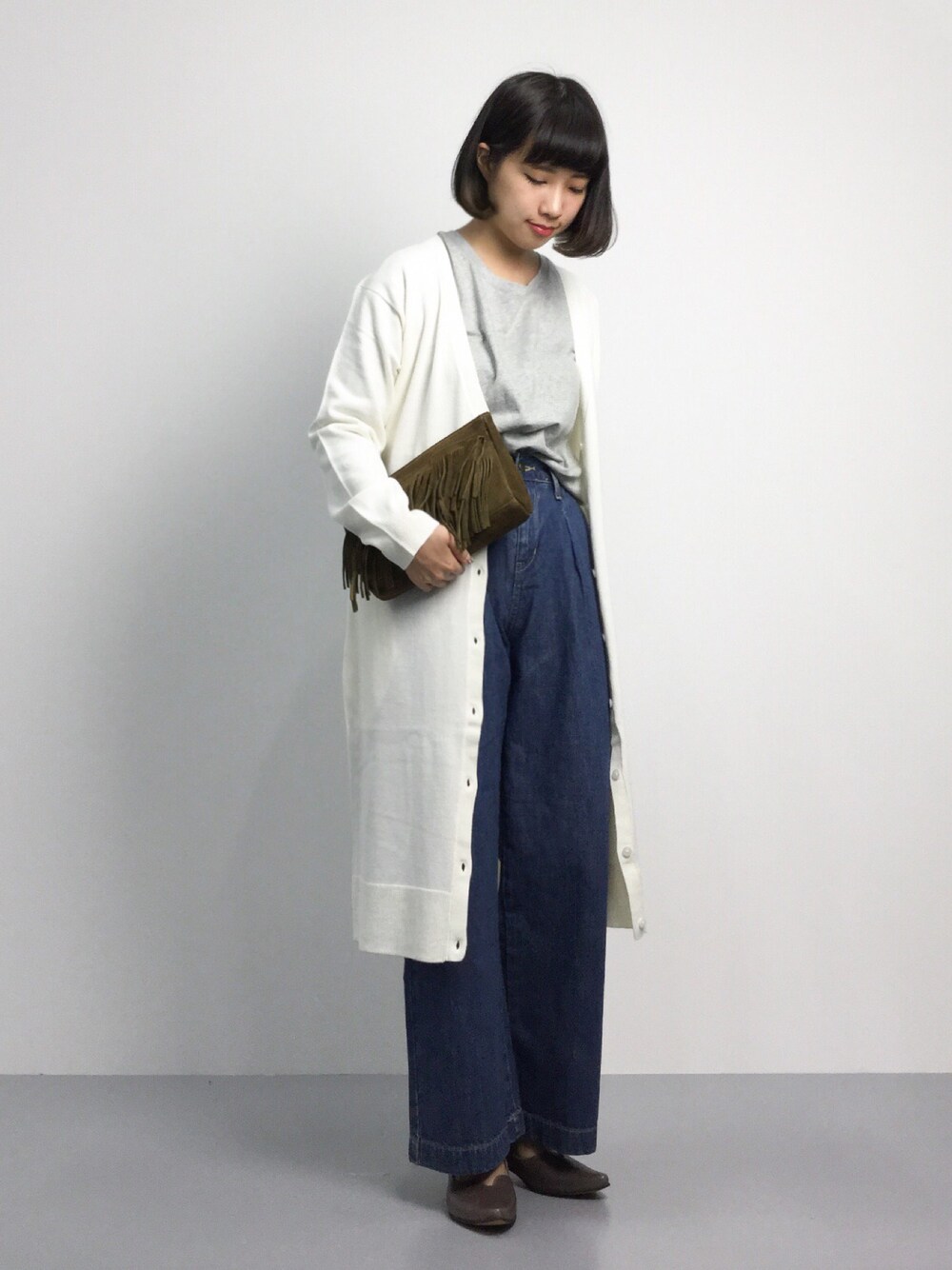 「フリンジ、ワイドパンツ、デニムパンツ、ロングカーディガン、ロングカーデ、フリンジバッグ」｜「cava cavaの◆cava cava(サヴァサヴァ)◆ ポインテッドフラットパンプス（パンプス、グレー系）」を使った、あこさん（レディース・158cm）の秋コーディネートの1枚目の写真