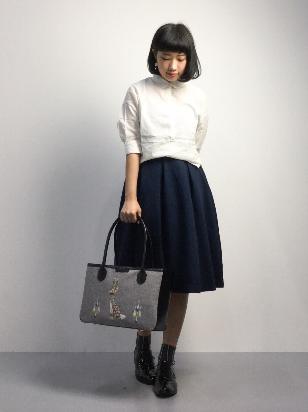 「ブラウス、トートバッグ、フレアスカート、刺繍、レースアップシューズ、ひざ丈スカート、タックスカート、秋コーデ」｜「KLAUS HAAPANIEMIのFELT　RABBIT BAG　L（ハンドバッグ、グレー系）」を使った、あこさん（レディース・158cm）の秋コーディネートの1枚目の写真