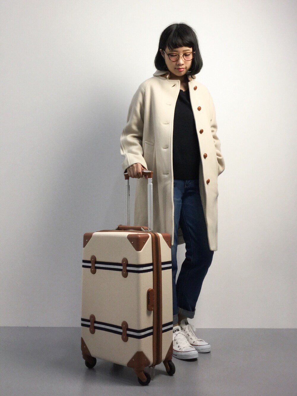 「コート、ニット、デニム、コンバース、converse、メルトン、デニムパンツ、旅行、ダテメガネ、キャリーバッグ」｜「ajewのajew/エジュー　Border torotter case（スーツケース/キャリーバッグ、ベージュ系）」を使った、あこさん（レディース・158cm）の秋コーディネートの1枚目の写真
