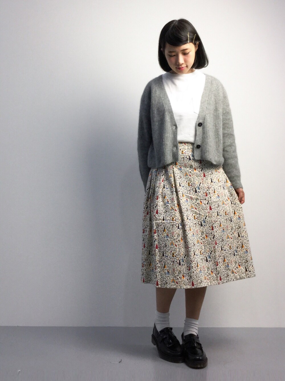 「カーディガン、秋のコーデ、Dr.Martens、タッセルローファー、ラップスカート、スカートスタイル、カジュアルコーデ、リバティ」｜「A part byの５ＧウールショートＶカーディガン 569866 （カーディガン/ボレロ、グレー系）」を使った、あこさん（レディース・158cm）の秋コーディネートの1枚目の写真