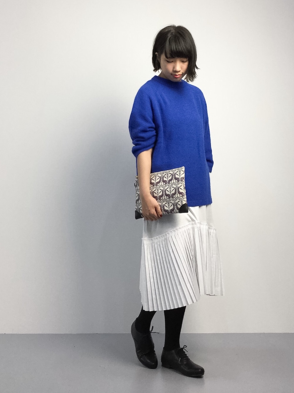 「ニット、ワンピース、クラッチバッグ、フラットシューズ、プリーツ、ロングワンピース、青×白、秋服、黒タイツ、青ニット」｜「nitcaのラクーン　ハイネックP.O（ニット/セーター、ブルー系）」を使った、あこさん（レディース・158cm）の秋コーディネートの1枚目の写真