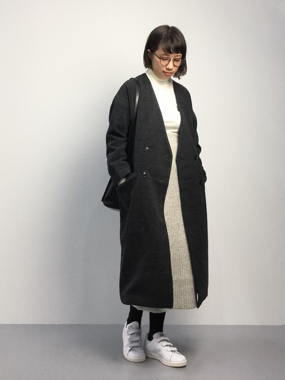 「スニーカー、adidas、冬コーデ、モノトーン、タートルネック、ロングコート、ノーカラーコート、ニットスカート、スタンスミス、ダテメガネ」｜「niko and...のウール混ノーカラーロングコート【niko and...】（ノーカラージャケット、グレー系）」を使った、あこさん（レディース・158cm）の秋コーディネートの1枚目の写真