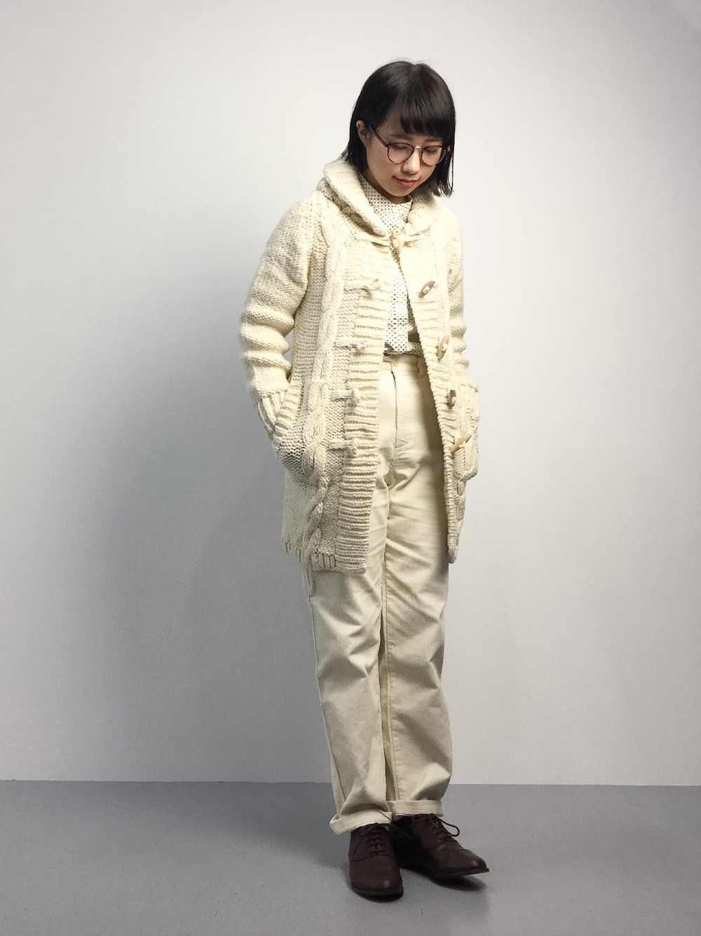 「ニット、ダッフルコート、ドット、レースアップシューズ、コーデュロイパンツ、クロップドパンツ、ウールニット、ホワイトパンツ、ホワイトニット、秋服」｜「niko and...のペルーウールニットダッフルコート【niko and...】（ダッフルコート、ホワイト系）」を使った、あこさん（レディース・158cm）の秋コーディネートの1枚目の写真