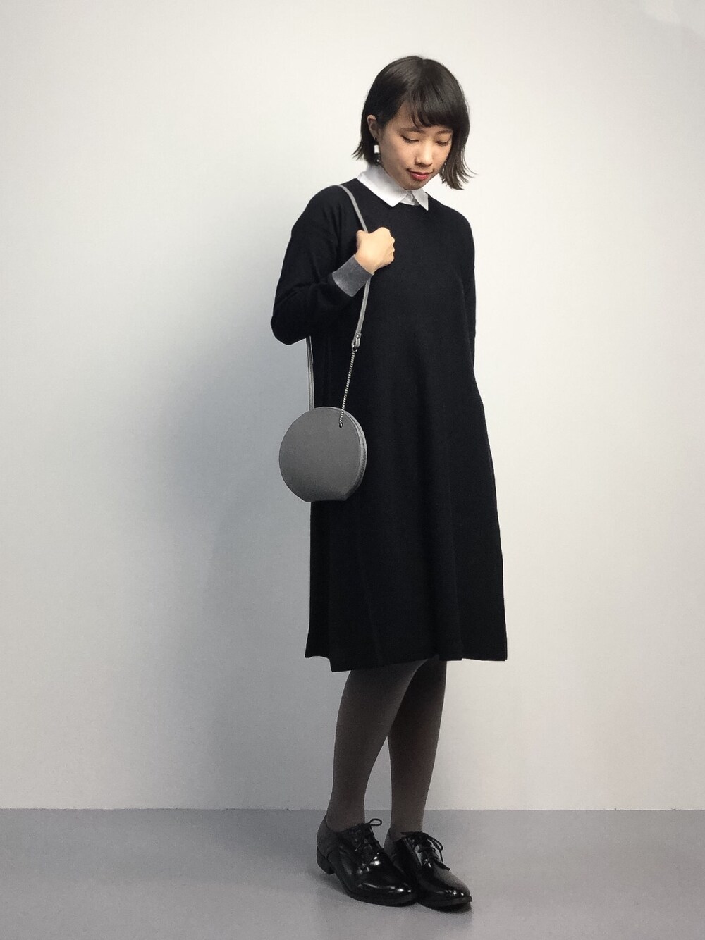 「ショルダーバッグ、タイツ、モノトーン、レースアップシューズ、つけ襟、秋服、グレータイツ、白襟」｜「studio CLIPのビスコースナイロンウール12ゲージワンピース（ワンピース、ブラック系）」を使った、あこさん（レディース・158cm）の秋コーディネートの1枚目の写真