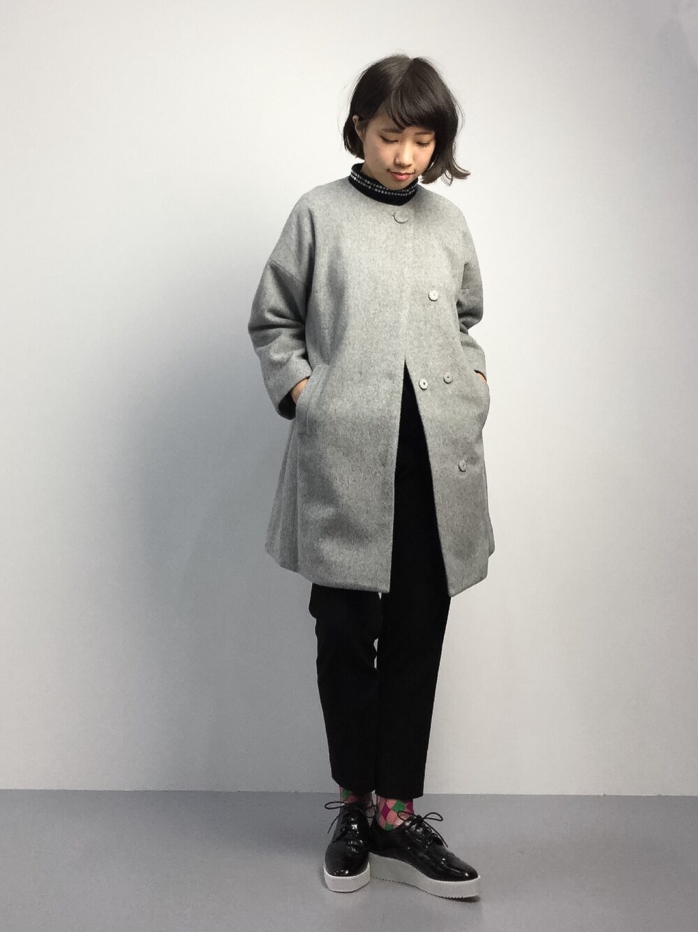 「テーパードパンツ、ハイネック、モノトーン、ノーカラーコート、厚底、冬、厚底シューズ、スパンコール、柄ソックス」｜「chambre de charmeのアンゴラ混モッサー　ノーカラーコート（その他アウター、グレー系）」を使った、あこさん（レディース・158cm）の秋コーディネートの1枚目の写真
