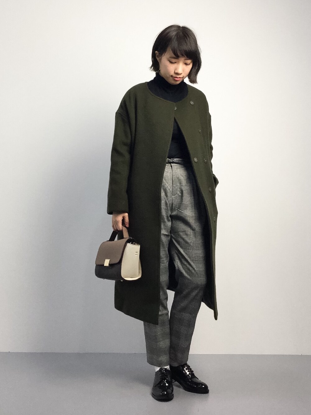「テーパードパンツ、タートルネック、ロングコート、カーキ、ノーカラーコート、チェックパンツ、カーキアウター、秋服」｜「A part byの【JAPAN FABRIC】ＷＰ/ノーカラーコート　570240 （その他アウター、グリーン系）」を使った、あこさん（レディース・158cm）の秋コーディネートの1枚目の写真