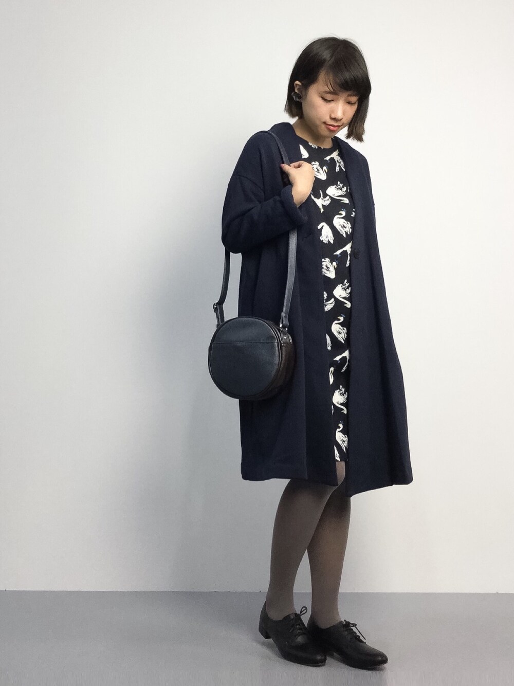 「ワンピース、タイツ、ロングコート、ロング丈、冬、鳥柄、グレータイツ、スワン」｜「bulle de savonのC/裏起毛          ロングCO（その他アウター、ブルー系）」を使った、あこさん（レディース・158cm）の秋コーディネートの1枚目の写真