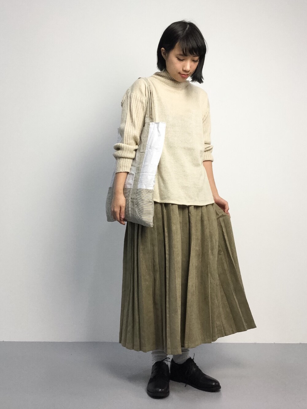 「トートバッグ、Dr.Martens、タートルネック、ロングスカート、ドクターマーチン、プリーツスカート、タートルネックニット、秋服、秋コーデ」｜「haco!のｐｉｌｖｅｅ　オーバーサイズのモヘア混タートルニット（ニット/セーター、ベージュ系）」を使った、あこさん（レディース・158cm）の秋コーディネートの1枚目の写真