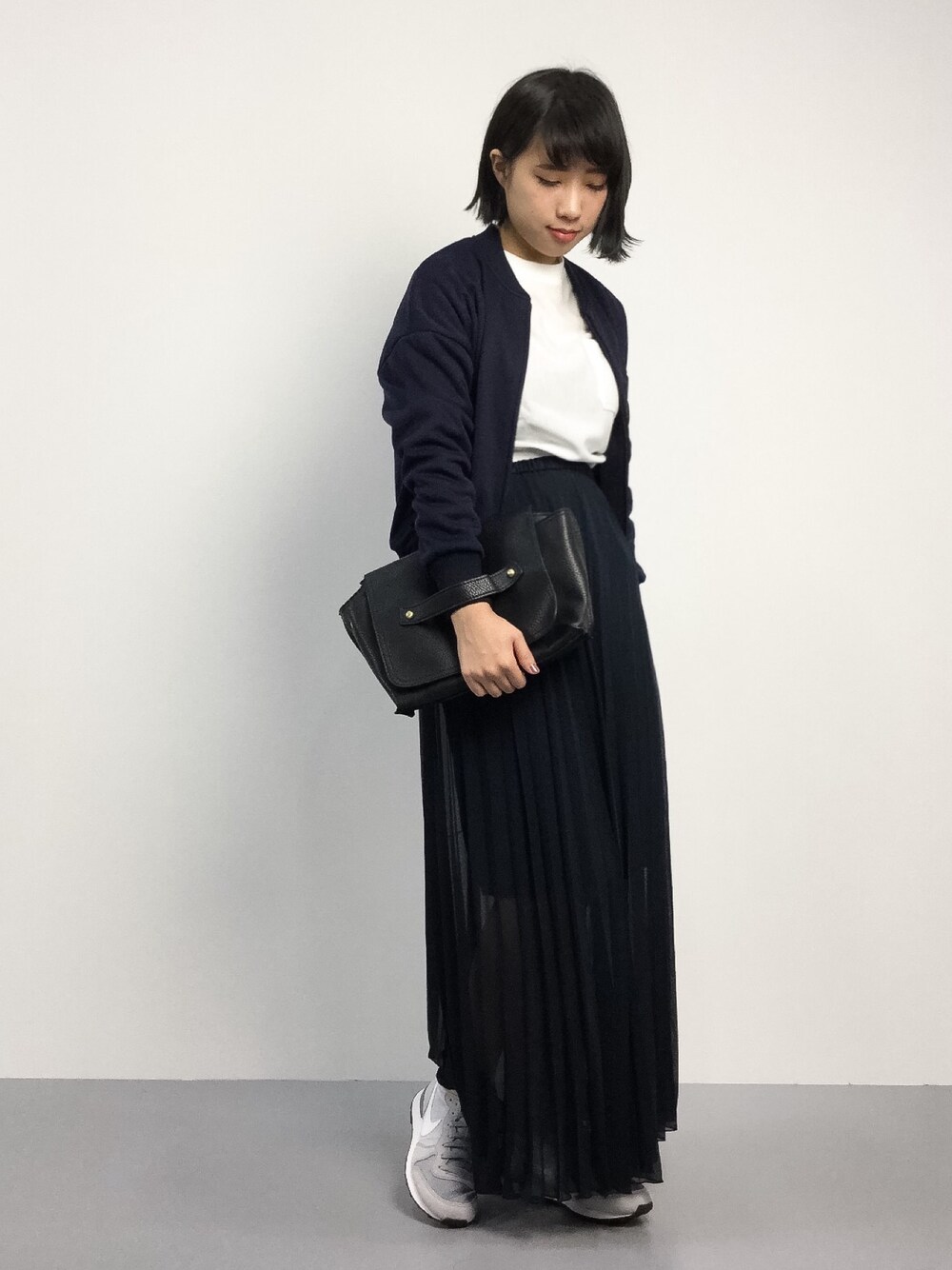 「MA-1、マキシスカート、ロングスカート、ナイキ、スポーツミックス、ナイキスニーカー、プリーツスカート、透け感、ネイビー×ホワイト」｜「Demi-Luxe BEAMSのDemi-Luxe BEAMS / MA-1 タイプ ブルゾン（MA-1、ブルー系）」を使った、あこさん（レディース・158cm）の秋コーディネートの1枚目の写真