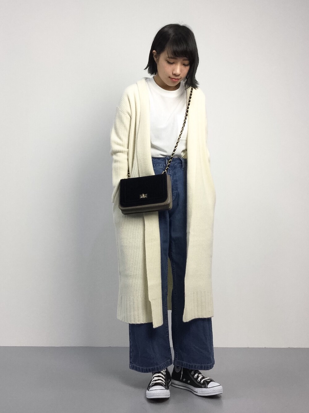 「コンバース、ニットカーディガン、ワイドパンツ、デニムパンツ、ロングカーディガン、コンバース オールスター、チェーンバッグ、コンバース ハイカット、ワイドデニム」｜「JOURNAL STANDARDのHAMILTONラムアゼ ガウン_#（カーディガン/ボレロ、ホワイト系）」を使った、あこさん（レディース・158cm）の秋コーディネートの1枚目の写真
