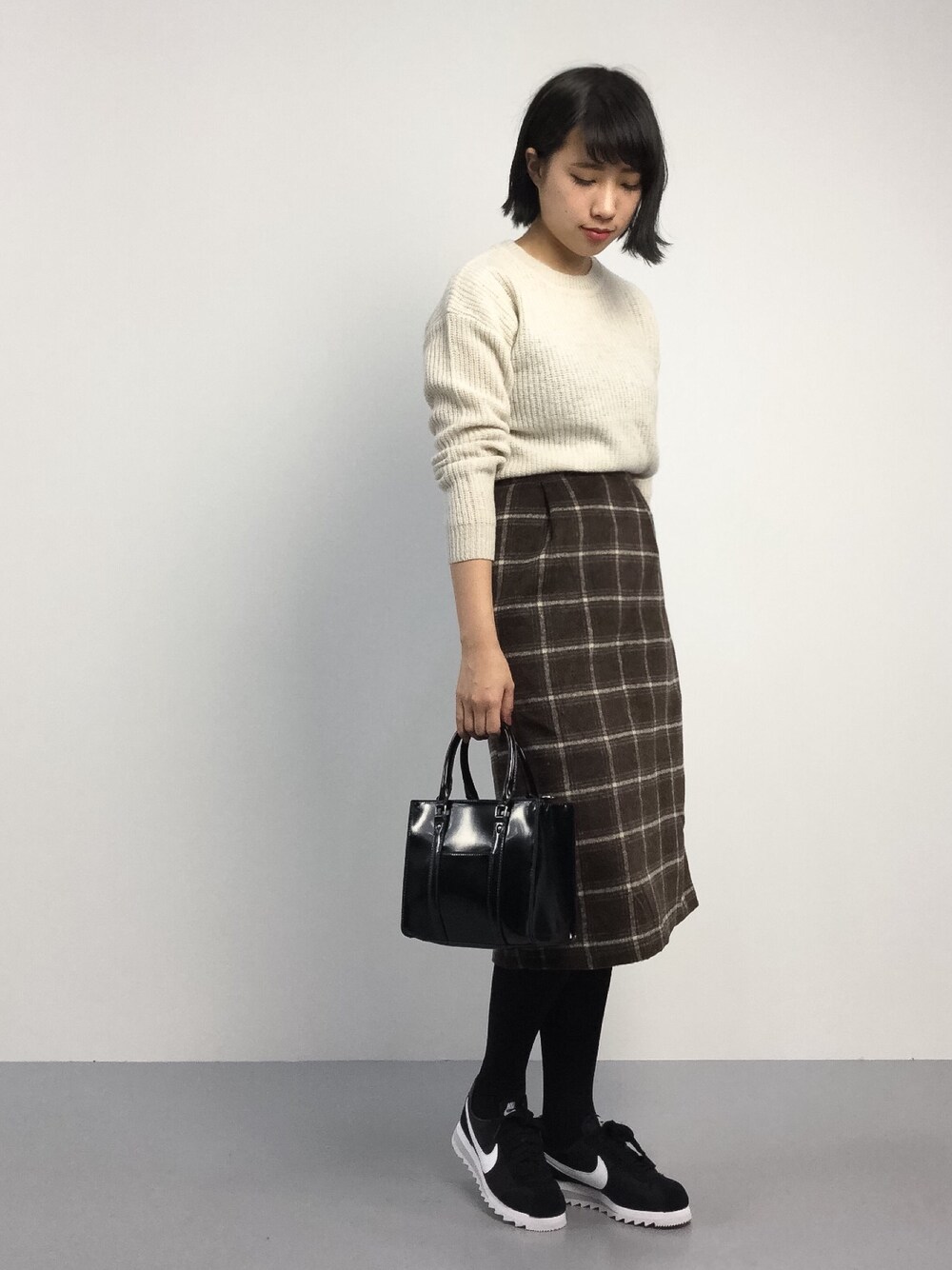 「チェック、タイトスカート、ベージュ、タイツ、ナイキ、ブラウン、ナイキスニーカー、チェックスカート、黒タイツ、タイツ×スニーカー」｜「RAY CASSINの片畦ドロップショルダープルオーバー（ニット/セーター、ホワイト系）」を使った、あこさん（レディース・158cm）の秋コーディネートの1枚目の写真