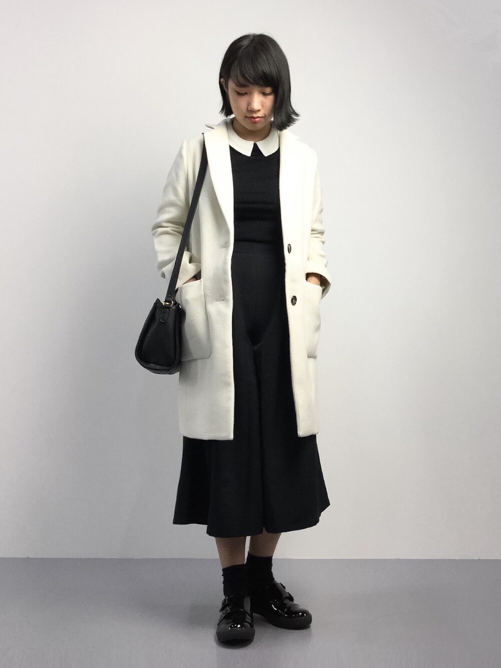 「チェスターコート、モノトーン、白、ロングコート、ワイドパンツ、冬、ガウチョパンツ、ブラック×ホワイト、ガウチョ」｜「JEANASISのメルトンチェスターコートWHITE/705813 （チェスターコート、ホワイト系）」を使った、あこさん（レディース・158cm）の秋コーディネートの1枚目の写真