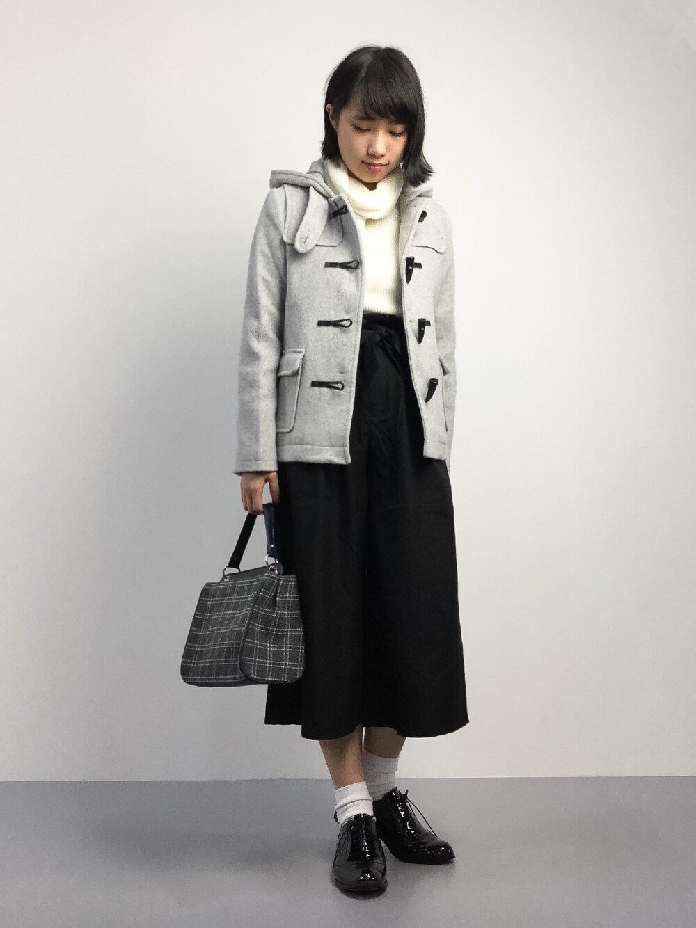 「ダッフル、ダッフルコート、ショート丈、モノトーン、タートルネック、ワイドパンツ、白ニット、冬、タートルネックニット、ガウチョパンツ」｜「A part byのＤＵＣＡＴＩ/ショートダッフルコート 563460 （ダッフルコート、グレー系）」を使った、あこさん（レディース・158cm）の秋コーディネートの1枚目の写真