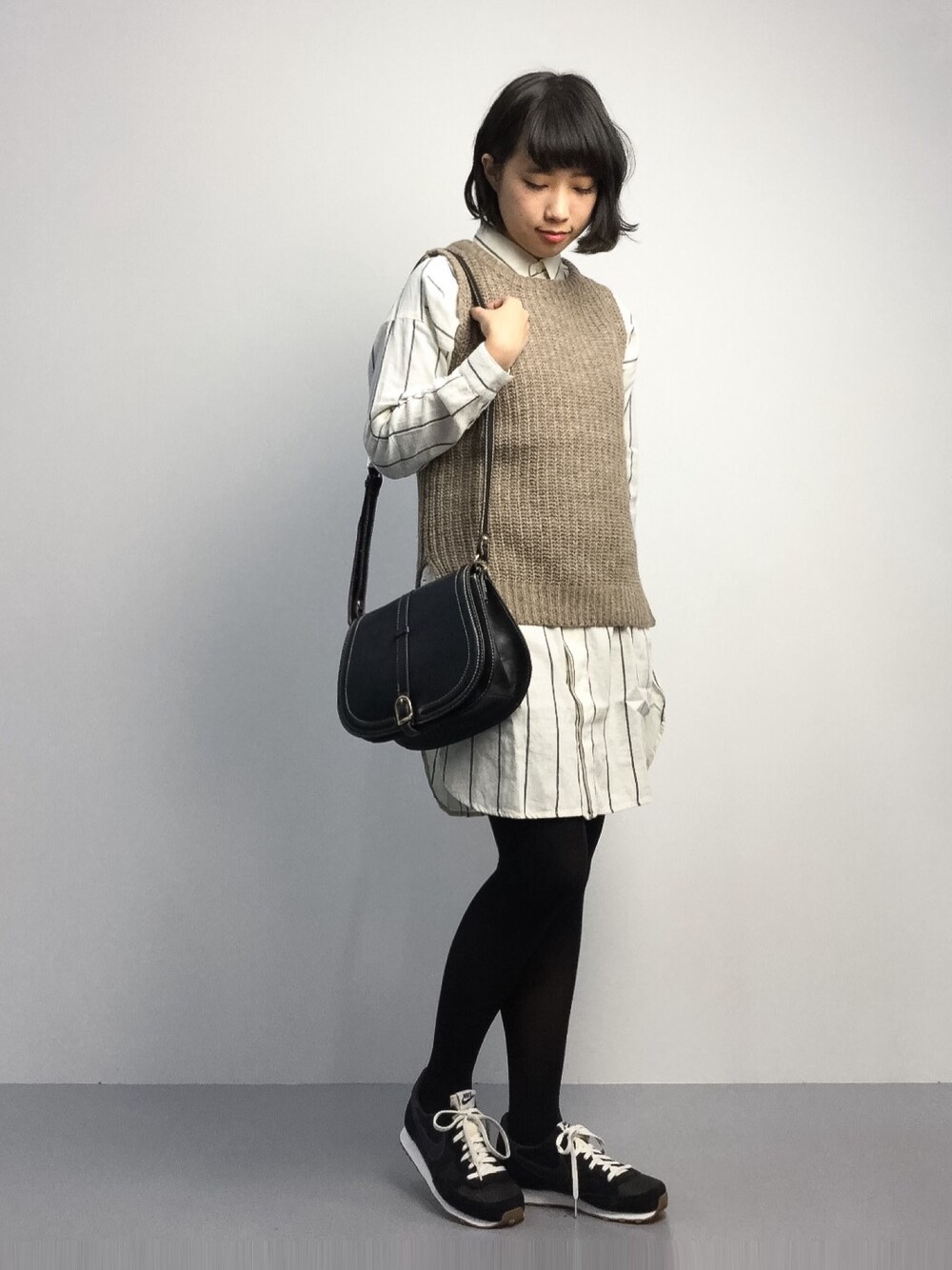 「ストライプ、ベスト、シャツワンピース、タイツ、ナイキ、ニットベスト、ナイキスニーカー、ストライプシャツ、黒タイツ」｜「studio CLIPの3Gアゼ編みクルーネックニットベスト（ベスト、ベージュ系）」を使った、あこさん（レディース・158cm）の秋コーディネートの1枚目の写真