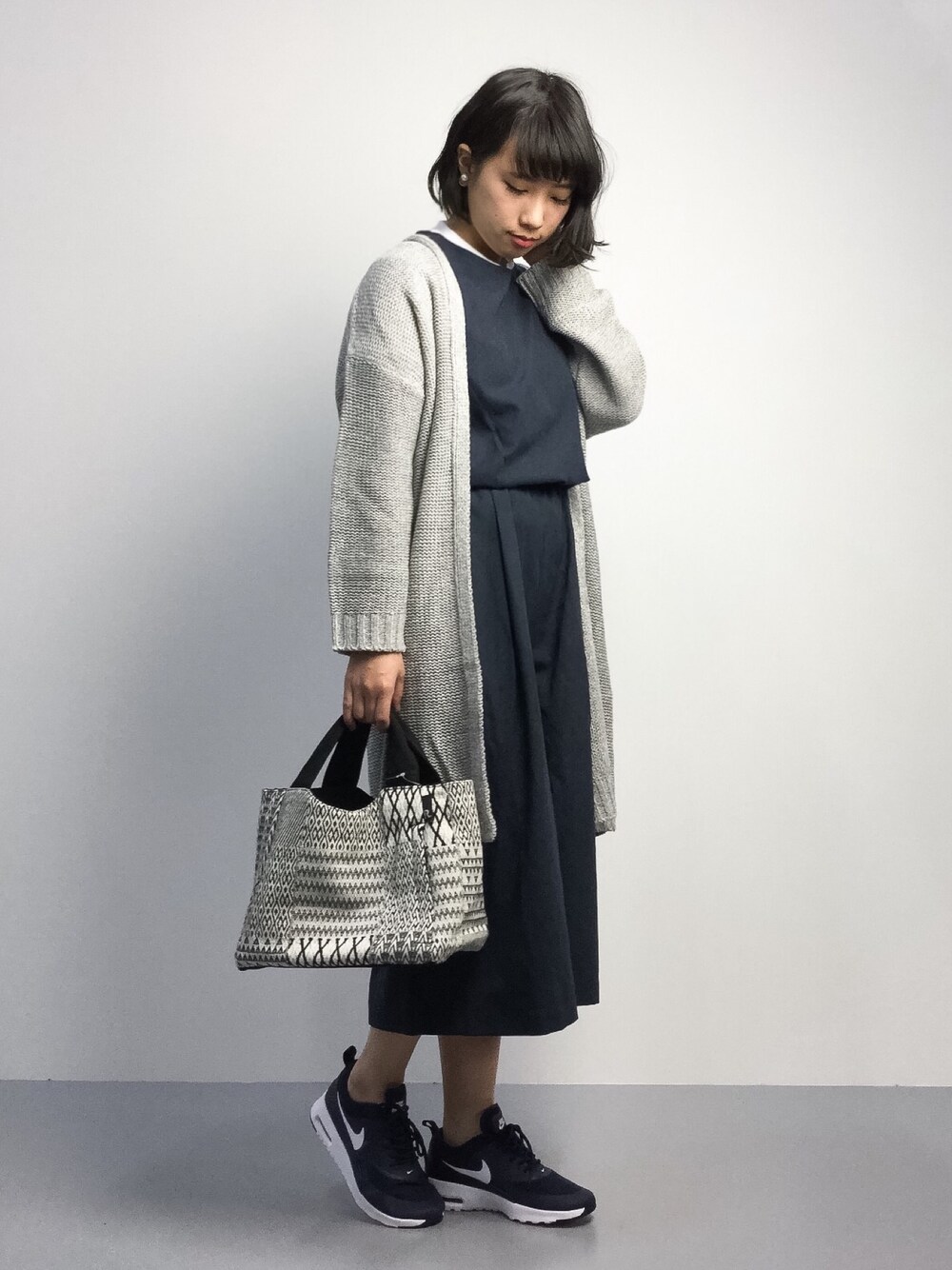 「ニットカーディガン、サロペット、ネイビー、ナイキ、ナイキスニーカー、ロングカーディガン、リラックススタイル」｜「and it_のﾐｯｸｽﾆｯﾄｶﾞｳﾝ（ニット/セーター、グレー系）」を使った、あこさん（レディース・158cm）の秋コーディネートの1枚目の写真