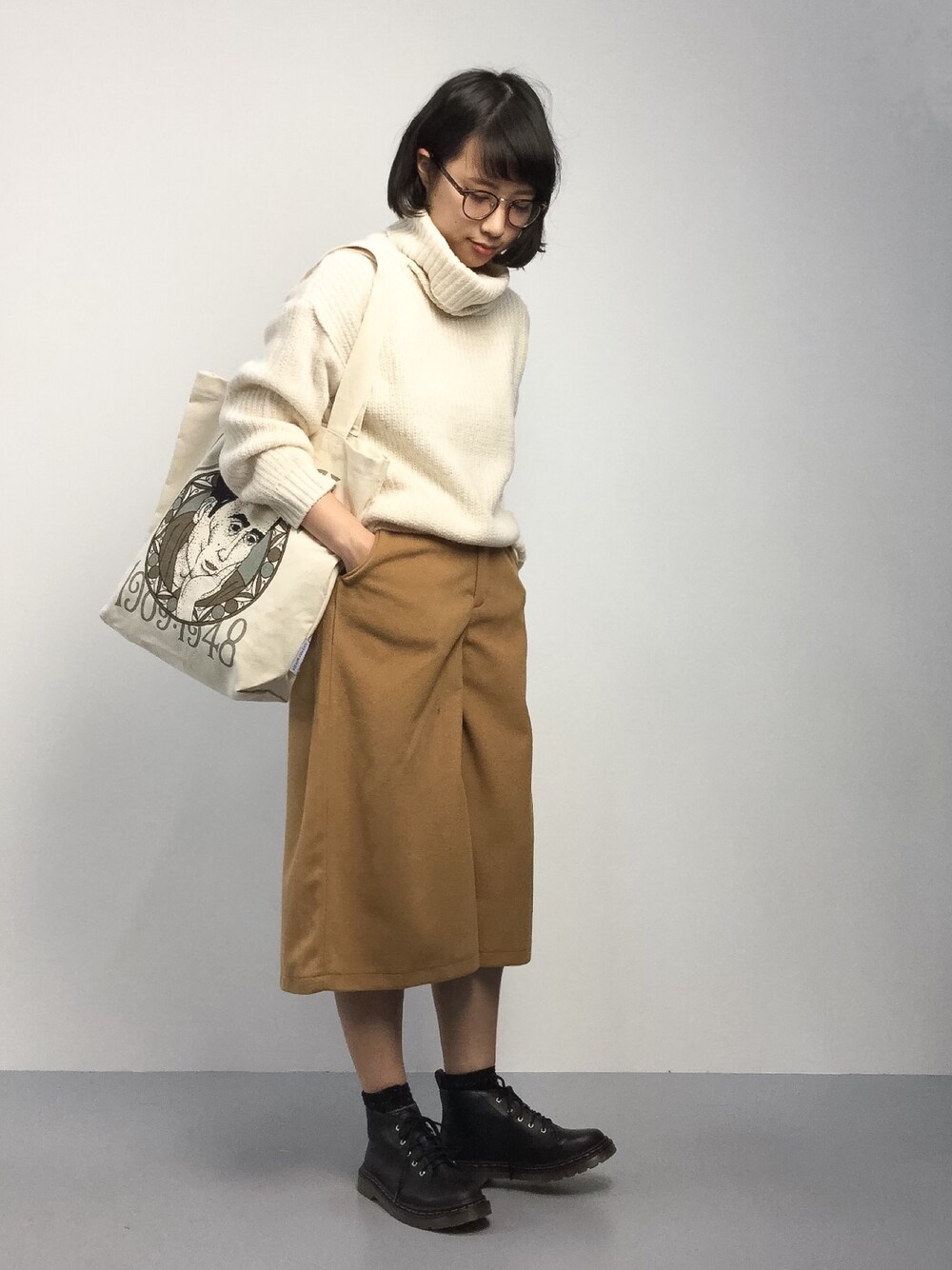 「トートバッグ、ショートブーツ、タートルネック、タートルネックニット、ガウチョパンツ、ダテメガネ、ガウチョ」｜「ANOTHER BRANCHのミックス糸タートルネックプルオーバー（ニット/セーター、ホワイト系）」を使った、あこさん（レディース・158cm）の秋コーディネートの1枚目の写真