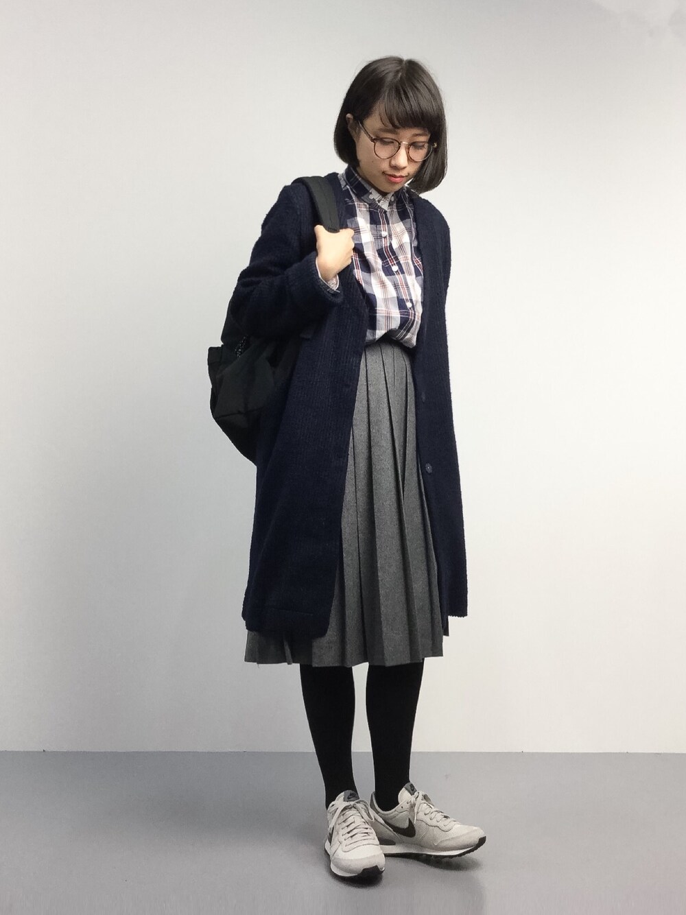 「チェック、チェックシャツ、タイツ、ナイキ、ナイキスニーカー、プリーツスカート、ダテメガネ、コーディガン」｜「studio CLIPのツイードVネックコーディガン（ノーカラージャケット、ブルー系）」を使った、あこさん（レディース・158cm）の秋コーディネートの1枚目の写真