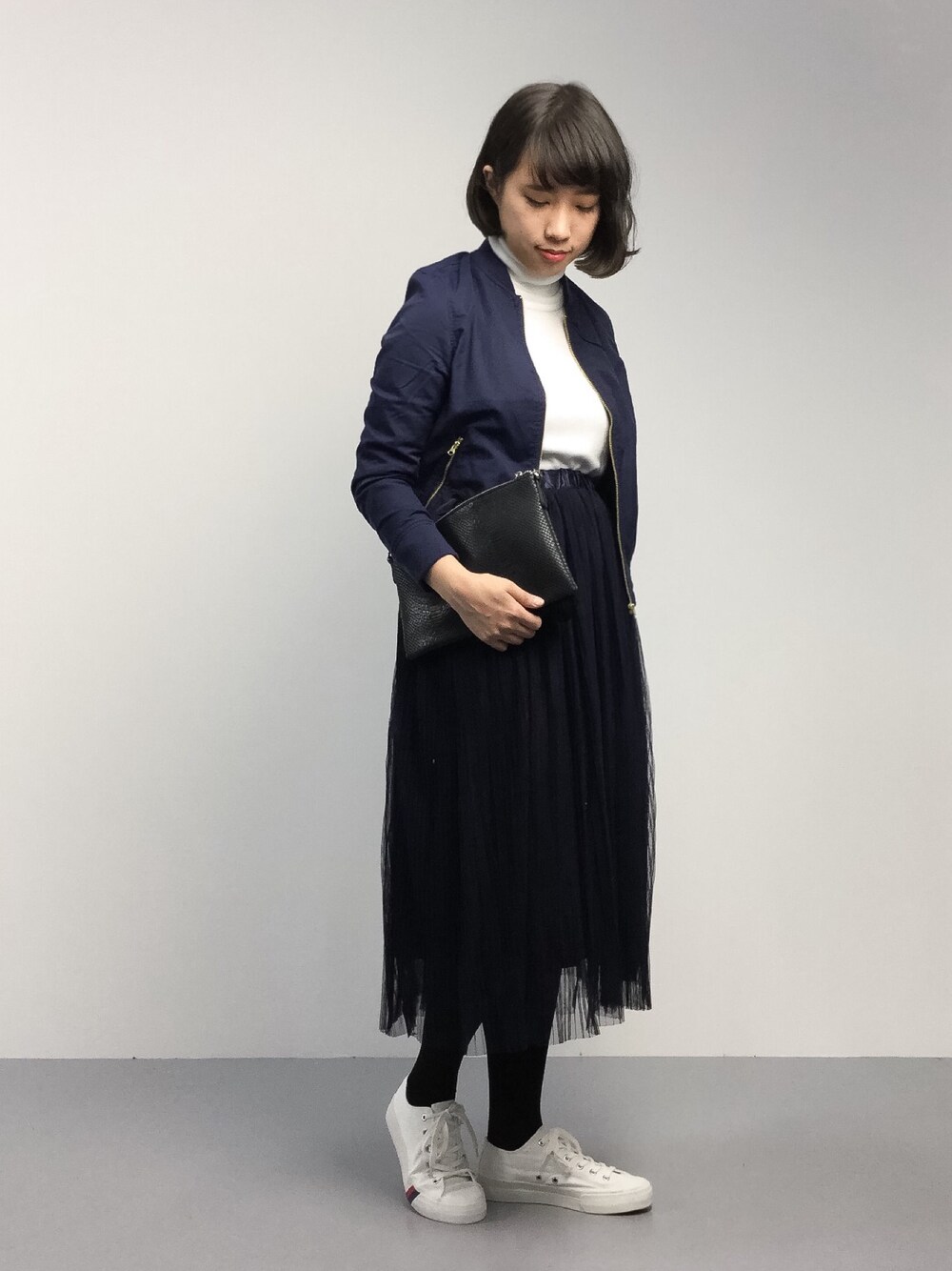「スニーカー、MA-1、タイツ、タートルネック、チュールスカート、ロングスカート、ネイビー×ホワイト」｜「RAY CASSINのリブブルゾン（ブルゾン、ブルー系）」を使った、あこさん（レディース・158cm）の秋コーディネートの1枚目の写真