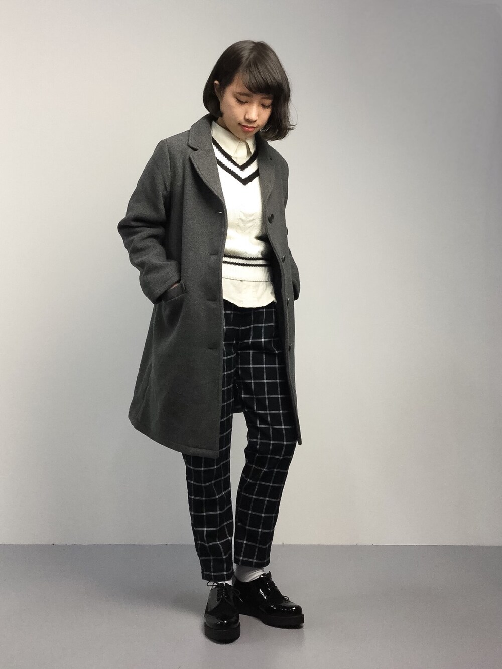 「チェスターコート、チェックパンツ、チルデンニット」｜「Samansa Mos2のウールチェスターコート（チェスターコート、グレー系）」を使った、あこさん（レディース・158cm）の秋コーディネートの1枚目の写真