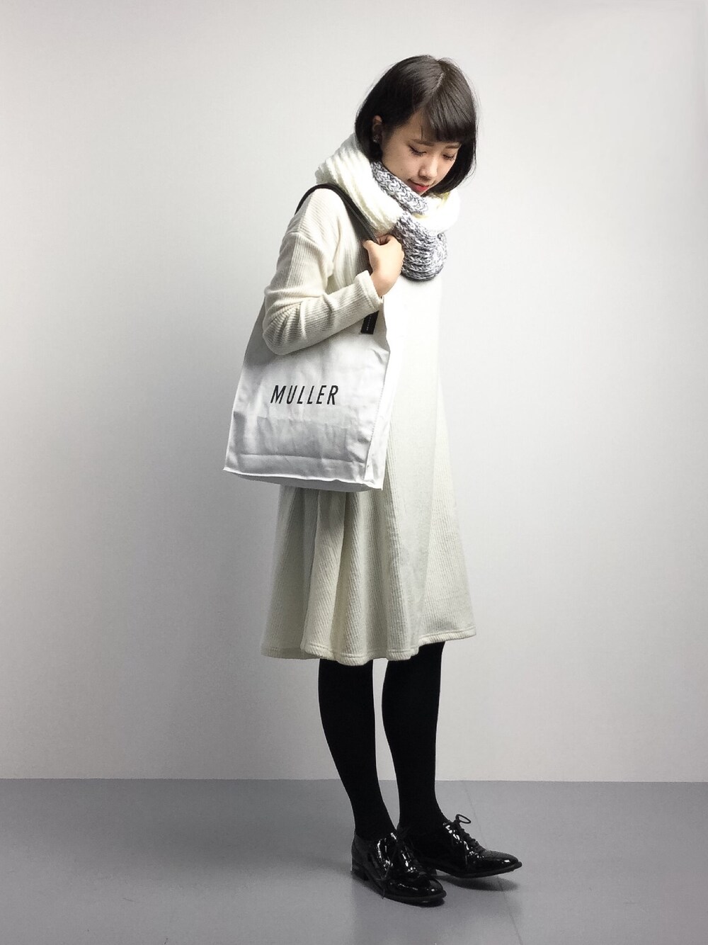 「タイツ、ニットワンピース、レースアップシューズ」｜「AVIREXのavirex/ アヴィレックス/SNOOD/ スヌード /Belle（ストール/ショール、ホワイト系）」を使った、あこさん（レディース・158cm）の冬コーディネートの1枚目の写真