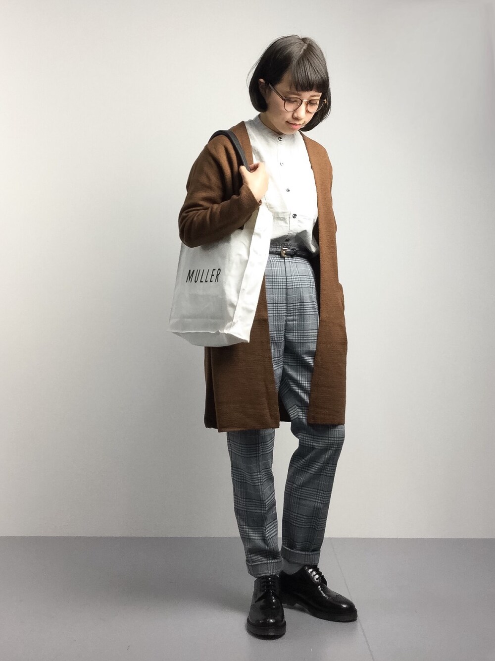 「チェックパンツ、メンズライク、ロングカーディガン、ダテメガネ」｜「VISの★★★大好評につき再入荷★★★ミラノリブコーディガン（カーディガン/ボレロ、イエロー系）」を使った、あこさん（レディース・158cm）の冬コーディネートの1枚目の写真