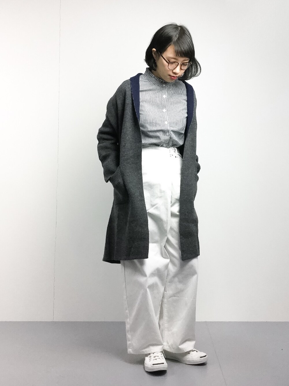 グレー系のその他アウター、ブルー系のシャツ/ブラウス、ホワイト系のその他パンツを着用したレディースの冬コーディネートの1枚目の写真