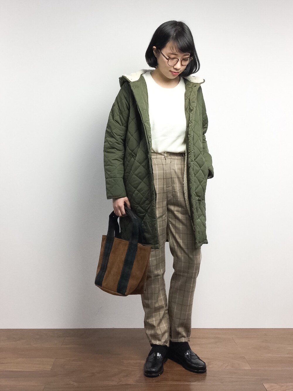「キルティング、カーキ、チェックパンツ、カーキアウター、ボアジャケット」｜「Green　Parksの・裏ﾎﾞｱｷﾙﾃｨﾝｸﾞﾛﾝｸﾞｺｰﾄ（ピーコート、グリーン系）」を使った、あこさん（レディース・158cm）の冬コーディネートの1枚目の写真