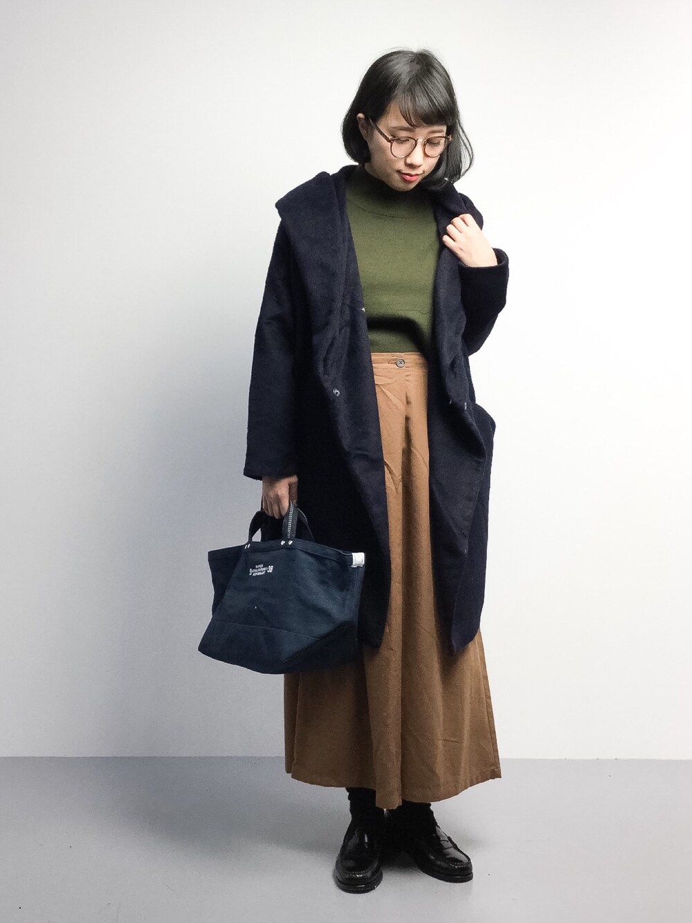 「めがね、ハイネック、カーキ、フードコート、ガウチョパンツ」｜「Green　ParksのNﾋﾞｯｸﾞｼﾙｴｯﾄｺｰﾄ（ピーコート、ブルー系）」を使った、あこさん（レディース・158cm）の冬コーディネートの1枚目の写真