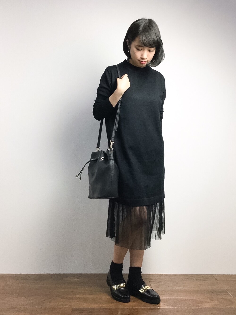 「ブラックコーデ、ニットワンピース」｜「PLAIN CLOTHINGの【PLAIN CLOTHING】裾チュールワンピース（ワンピース、ブラック系）」を使った、あこさん（レディース・158cm）の冬コーディネートの1枚目の写真