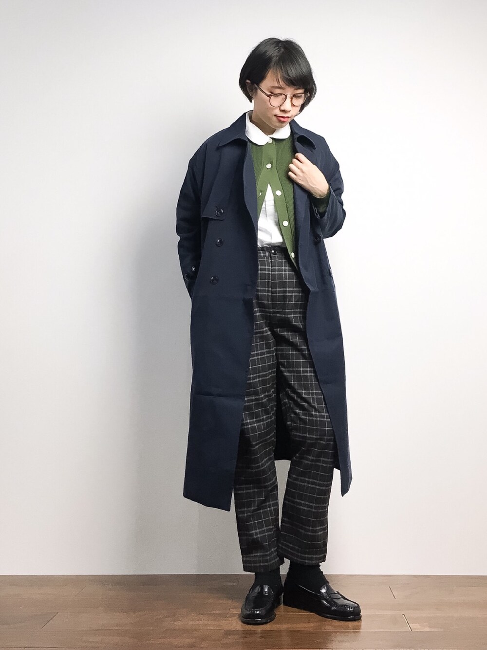 「トレンチコート、めがね、チェックパンツ」｜「studio CLIPのコットンTENツイルトレンチコート（トレンチコート、ブルー系）」を使った、あこさん（レディース・158cm）の冬コーディネートの1枚目の写真