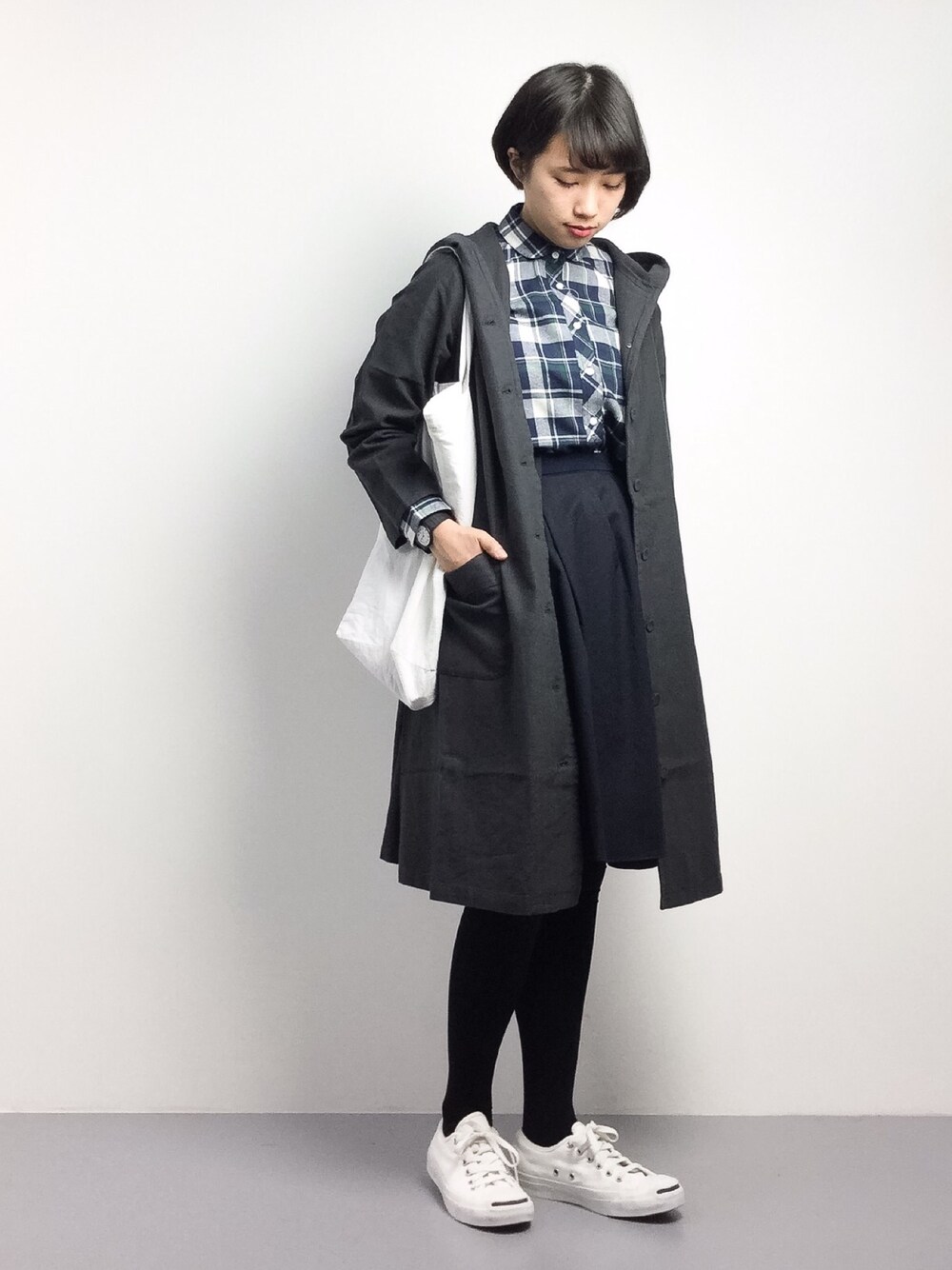 「Samansa Mos2のヘリンボーンフードガウンコート（その他アウター、グレー系）」を使った、あこさん（レディース・158cm）の冬コーディネートの1枚目の写真
