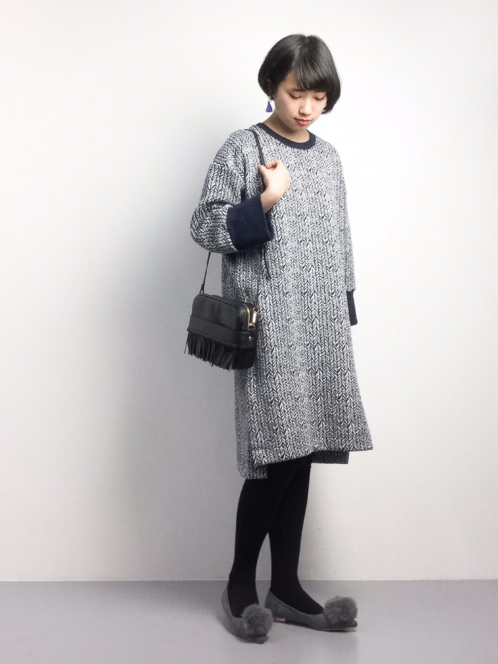 「PLAIN CLOTHINGの【PLAIN CLOTHING】ヘリンボンニットワンピース（ワンピース、ブルー系）」を使った、あこさん（レディース・158cm）の冬コーディネートの1枚目の写真