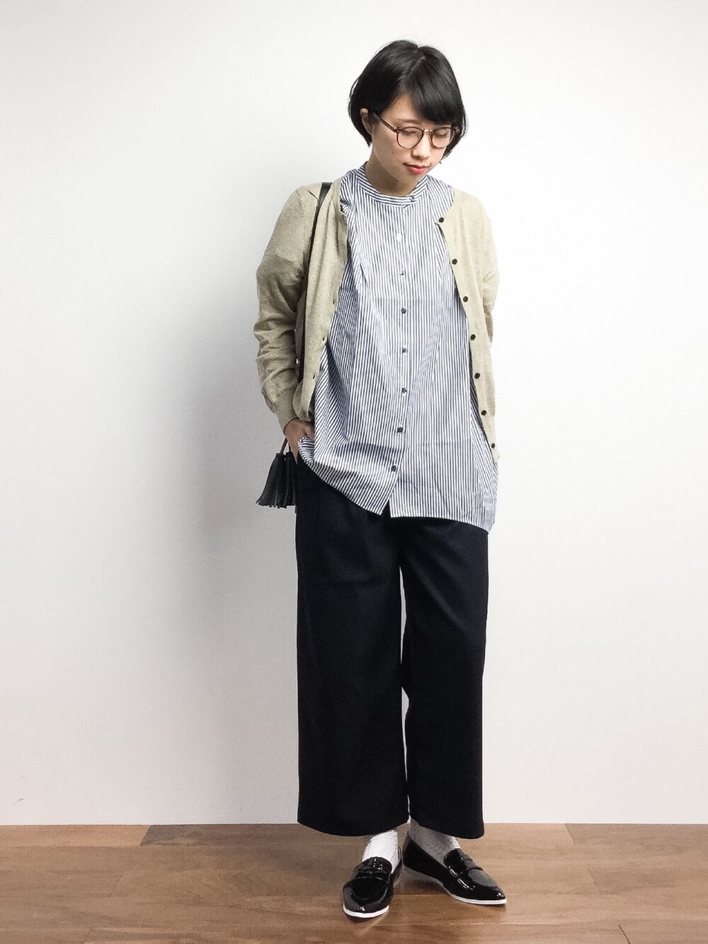「Samansa Mos2のCOTTONクルーネックカーディガン（ニット/セーター、ベージュ系）」を使った、あこさん（レディース・158cm）の春コーディネートの1枚目の写真