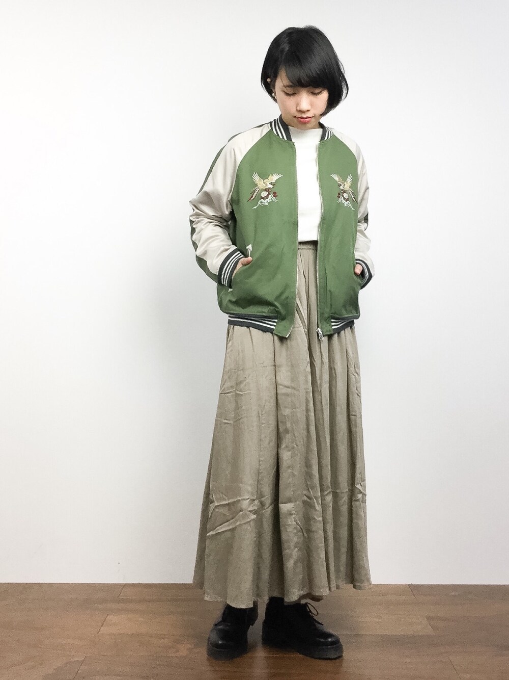 「Right-onの【BACK NUMBER】リバーシブルスカジャン（ブルゾン、グリーン系）」を使った、あこさん（レディース・158cm）の春コーディネートの1枚目の写真