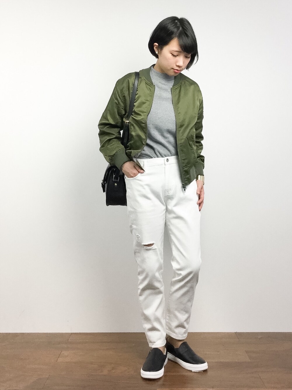 「AZUL by moussyの裏毛ボクシー型クロプトPO（Tシャツ/カットソー、グレー系）」を使った、あこさん（レディース・158cm）の春コーディネートの1枚目の写真
