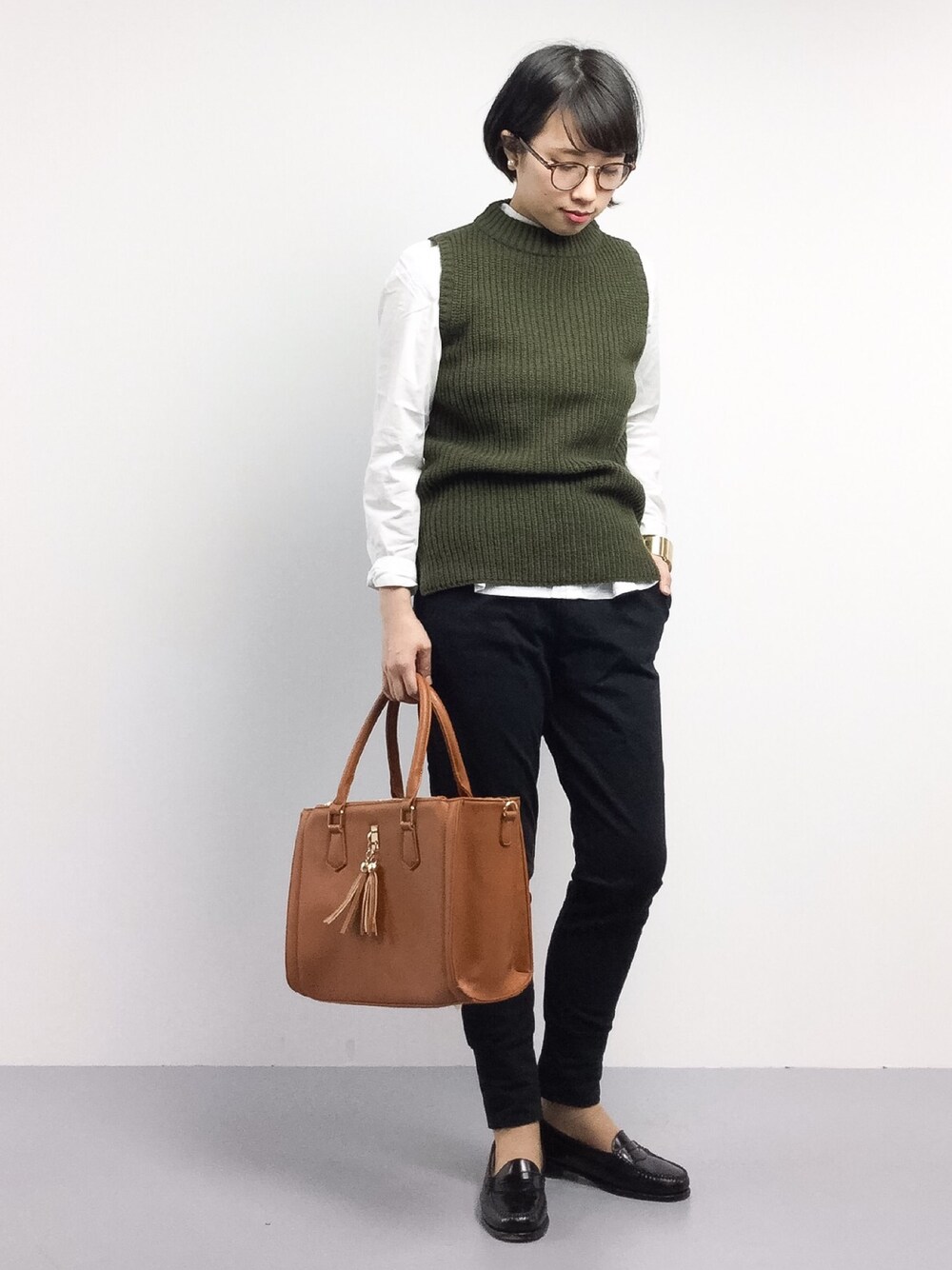 「Factor=のFactor= 畦編みハイネックニットベスト（ベスト、グリーン系）」を使った、あこさん（レディース・158cm）の春コーディネートの1枚目の写真