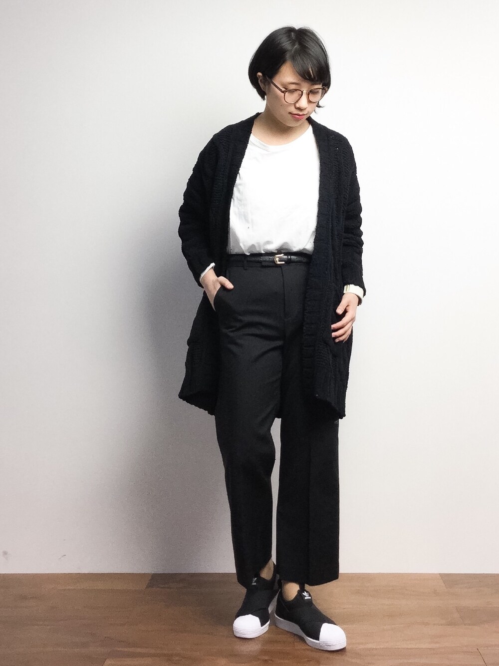 「haco!のエムトロワ　ケーブルビッグカーディガン（カーディガン/ボレロ、ブラック系）」を使った、あこさん（レディース・158cm）の春コーディネートの1枚目の写真