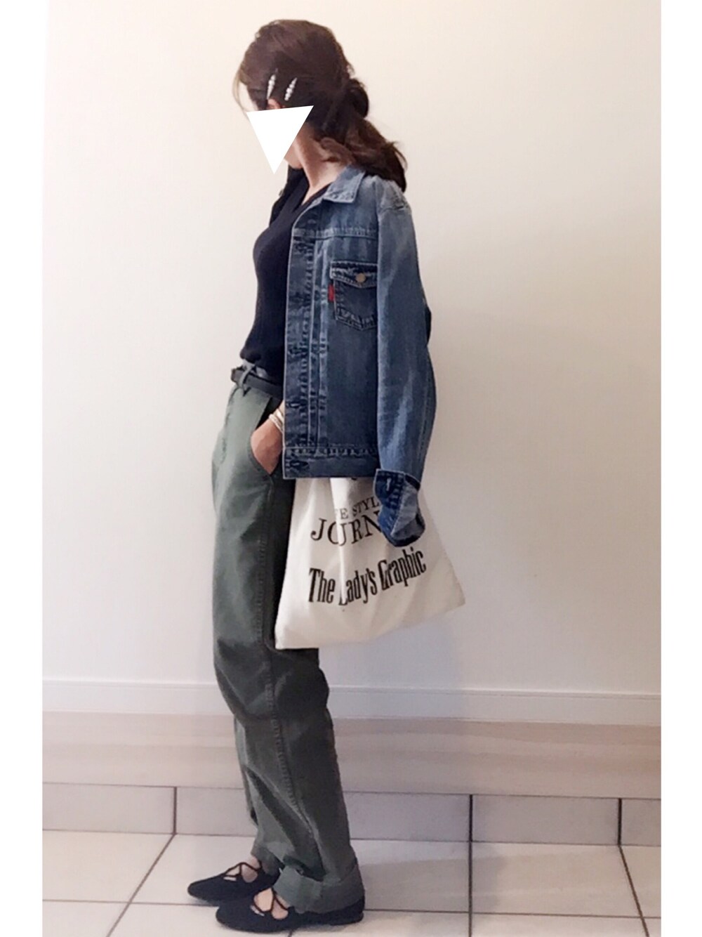 ブルー系のデニムジャケット、ブルー系のニット/セーター、グリーン系のその他パンツを着用したレディースの春コーディネートの1枚目の写真