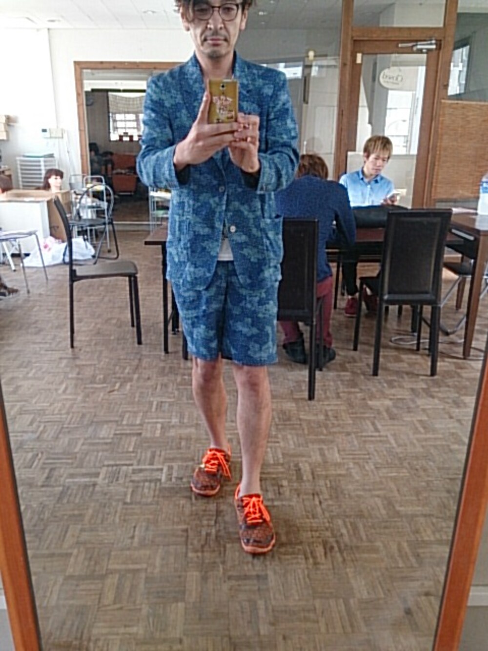 「MONKEY TIMEのアイテム（セットアップ、ブルー系）」を使った、篠原感謝和隆さん（メンズ・174cm）の夏コーディネートの1枚目の写真