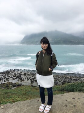 「アイテム（ビーチサンダル）」を使った、Bala Chenさん（レディース・161cm）の秋コーディネート