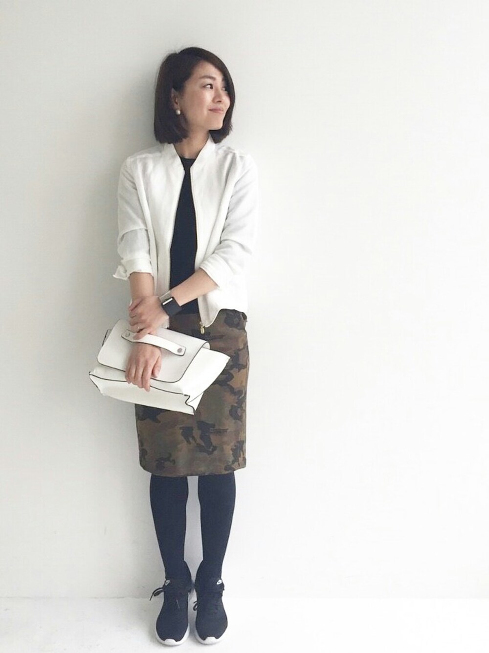 「シンプルコーデ、white、カーキ、ブラック、モノトーン、スニーカー、ootd、ブルゾン、タイトスカート、カジュアル」｜「IEDITのミルブロウズ　サイドまち遣いのカムフラージュプリントタイトスカート（キャメル）（スカート、その他）」を使った、maicoさん（レディース・158cm）の春コーディネートの1枚目の写真