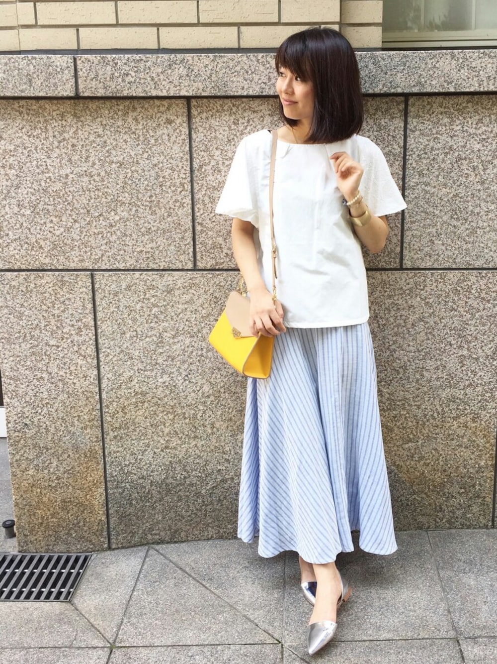「ラクチンコーデ、オトナカジュアル、花火大会、シンプル、ストライプ、ホワイト、ラッフル袖、マキシスカート」｜「IEDITのミルブロウズ　端正なハリ感素材で仕立てたレース遣いのラッフルスリーブブラウス　　　　（シャツ/ブラウス、ホワイト系）」を使った、maicoさん（レディース・158cm）の夏コーディネートの1枚目の写真