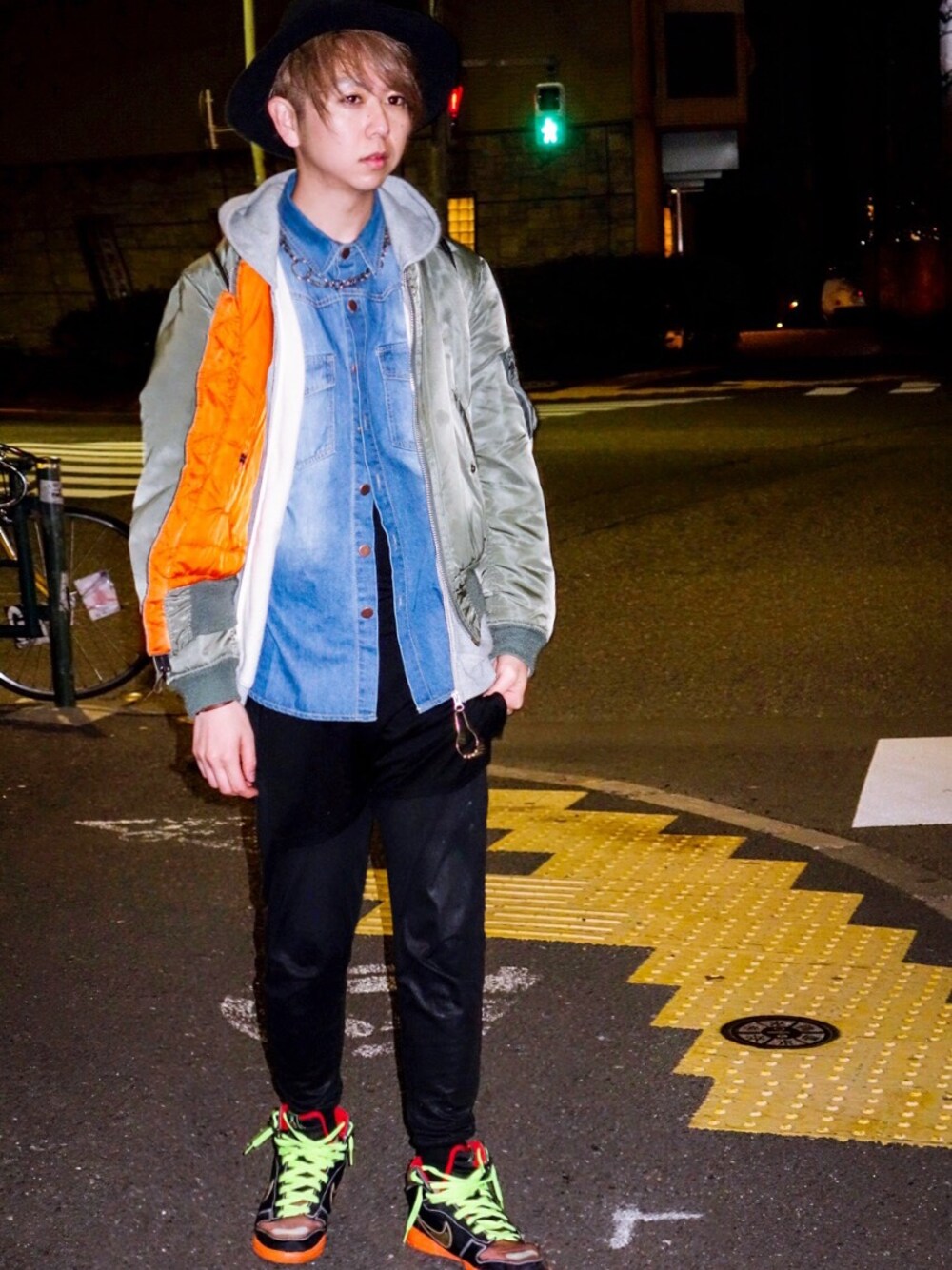 「OFF-WHITE、MA-1、Champion、NIKE、MEDICOM TOY、デニムシャツ、マルタンマルジェラ、Martin Margiela、ストリートモード」｜「ma-1のアイテム（ミリタリージャケット、グリーン系）」を使った、yossyさん（メンズ・176cm）の春コーディネートの1枚目の写真