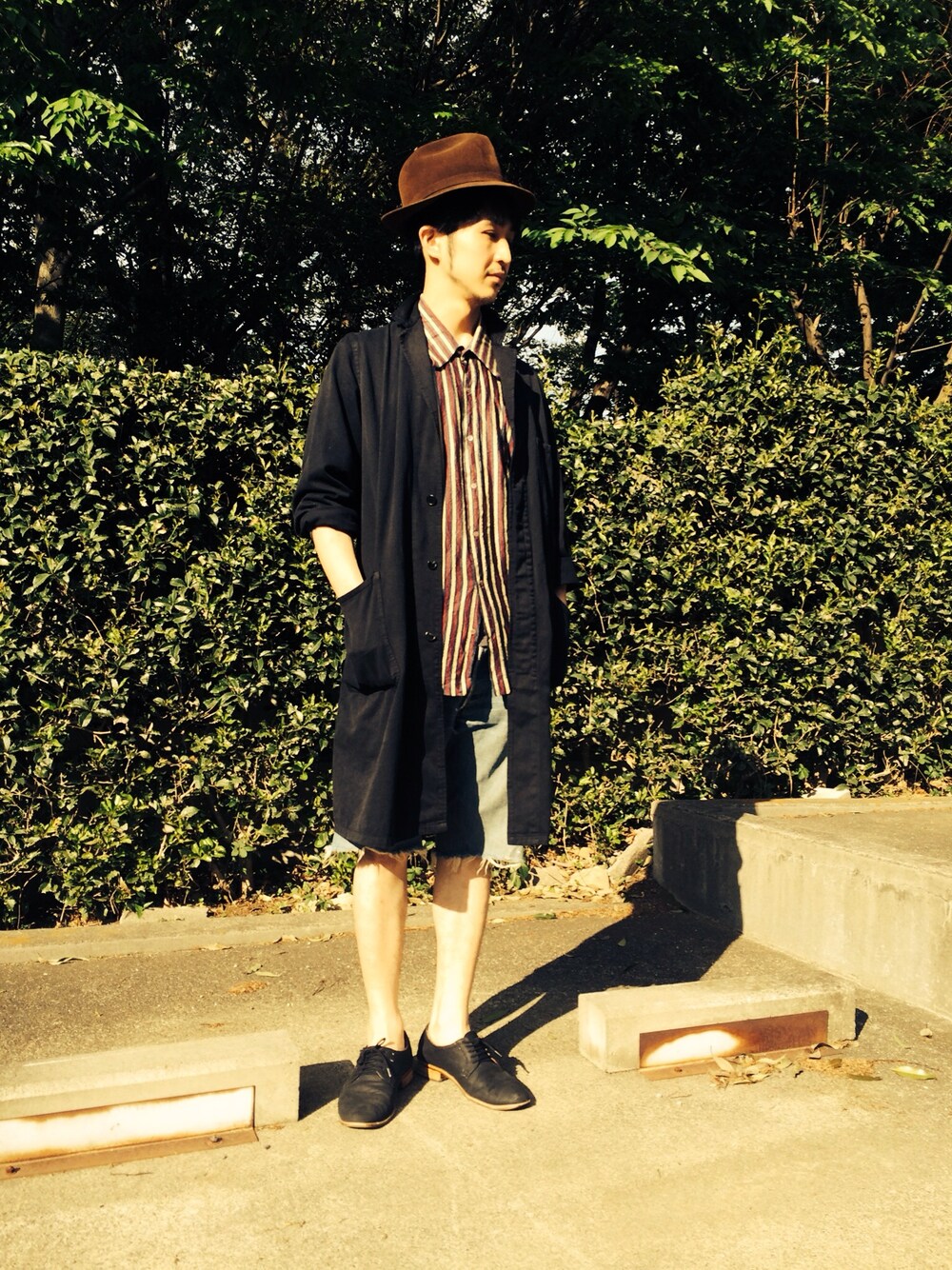 「ハーフパンツ、WEARBOOKエントリー」｜「アイテム（デニムパンツ、ブルー系）」を使った、mikanさん（メンズ・173cm）の春コーディネートの1枚目の写真