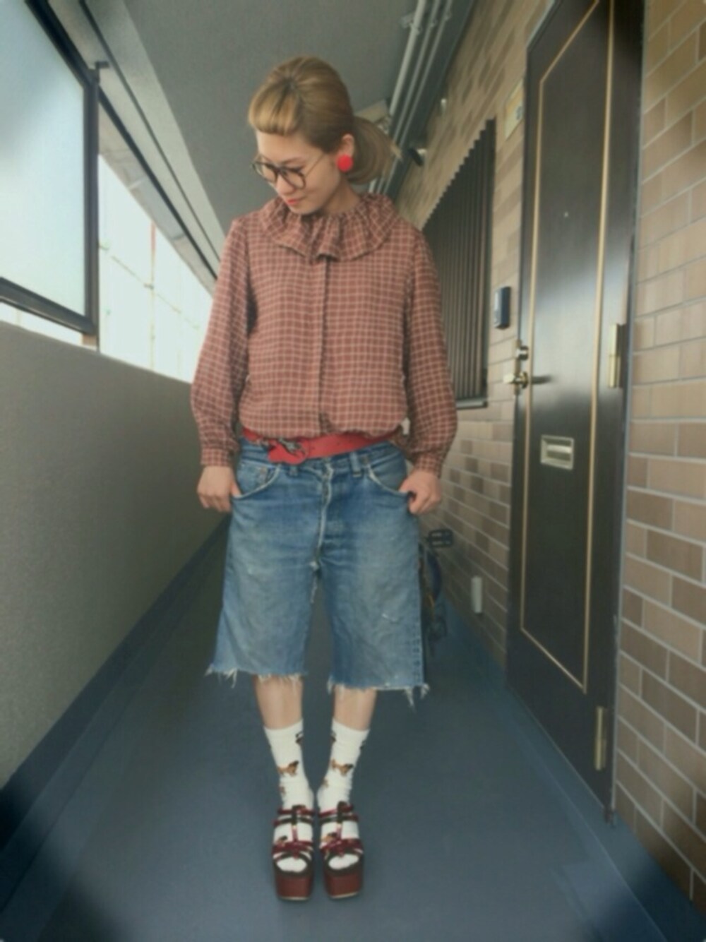「サンダルに靴下」｜「MARC JACOBSのアイテム（サンダル、レッド系）」を使った、mikanさん（レディース・155cm）の春コーディネートの1枚目の写真