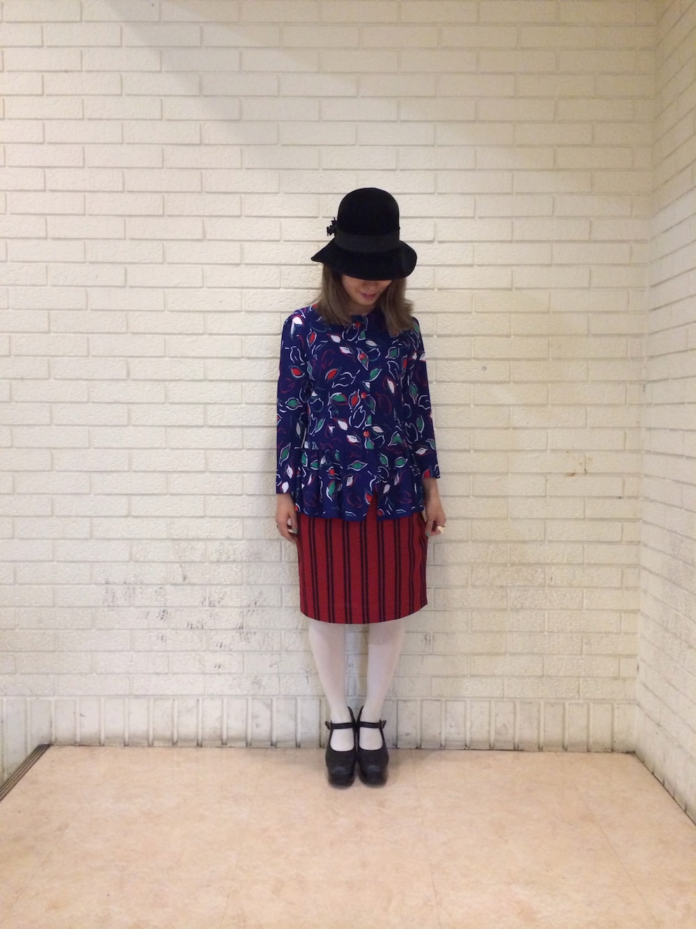 「ぺプラムトップス、ストライプ、タイトスカート、ハット、YSL」｜「古着の古着  YSLシャツ（シャツ/ブラウス、ブルー系）」を使った、mikanさん（レディース・155cm）の秋コーディネートの1枚目の写真