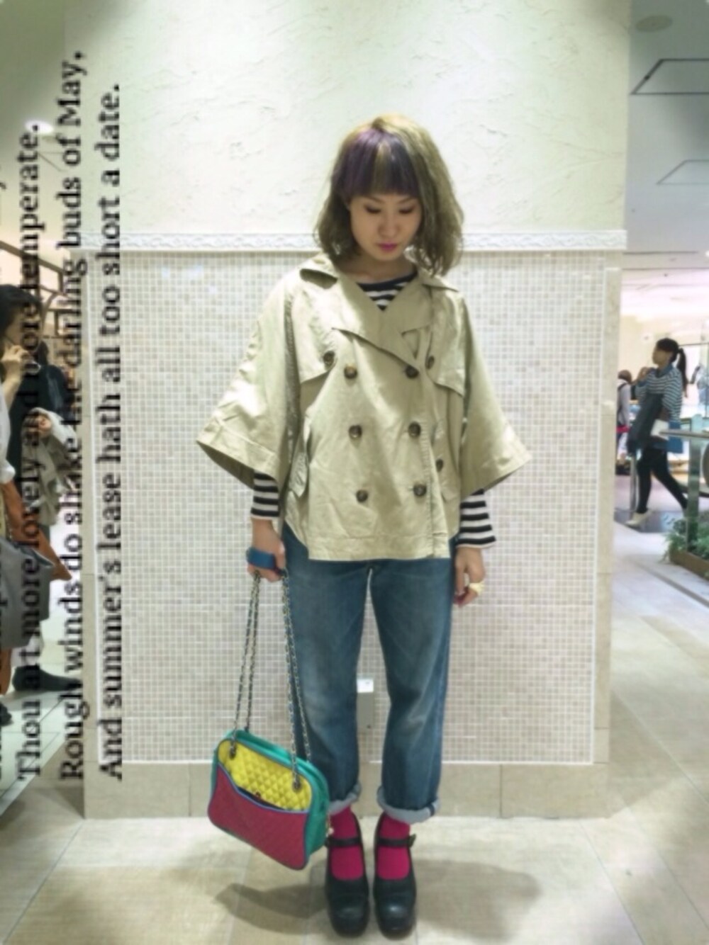 「チェーンバッグ、ポンチョ、デニム、赤い靴下、ボーダー」｜「USEDのUSED  チェーンバッグ（ショルダーバッグ、その他）」を使った、mikanさん（レディース・155cm）の秋コーディネートの1枚目の写真